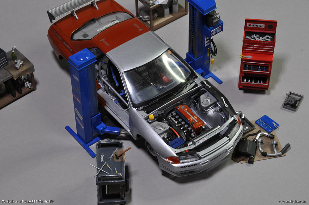 Tamiya Nissan Skyline on the lift 1/24