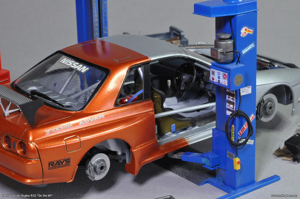 Tamiya Nissan Skyline on the lift 1/24