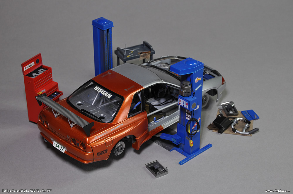 Tamiya Nissan Skyline on the lift 1/24