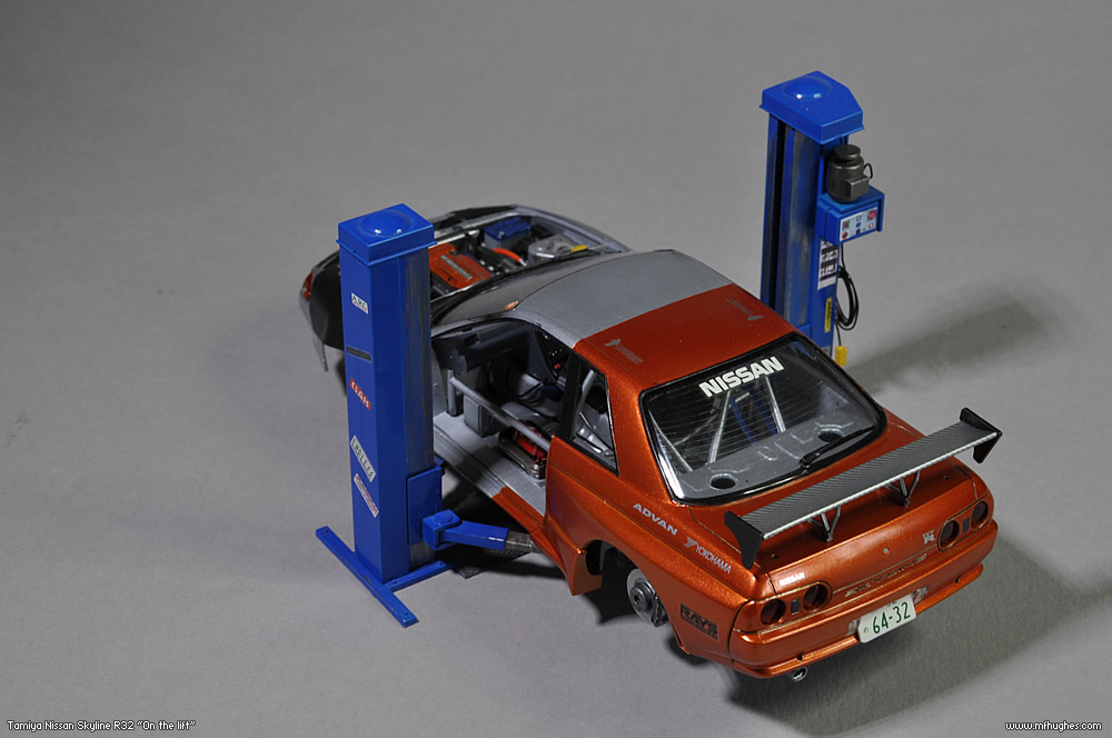 Tamiya Nissan Skyline on the lift 1/24