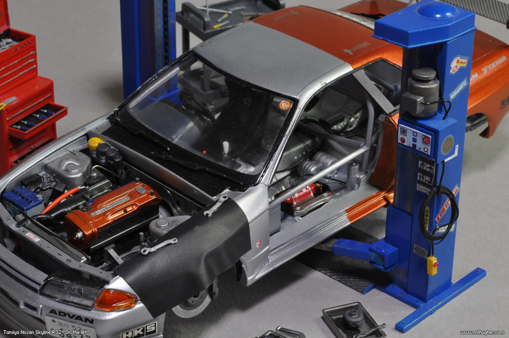 Tamiya Nissan Skyline on the lift 1/24