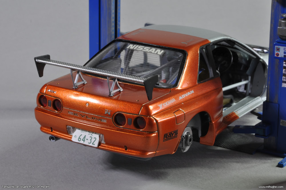 Tamiya Nissan Skyline on the lift 1/24