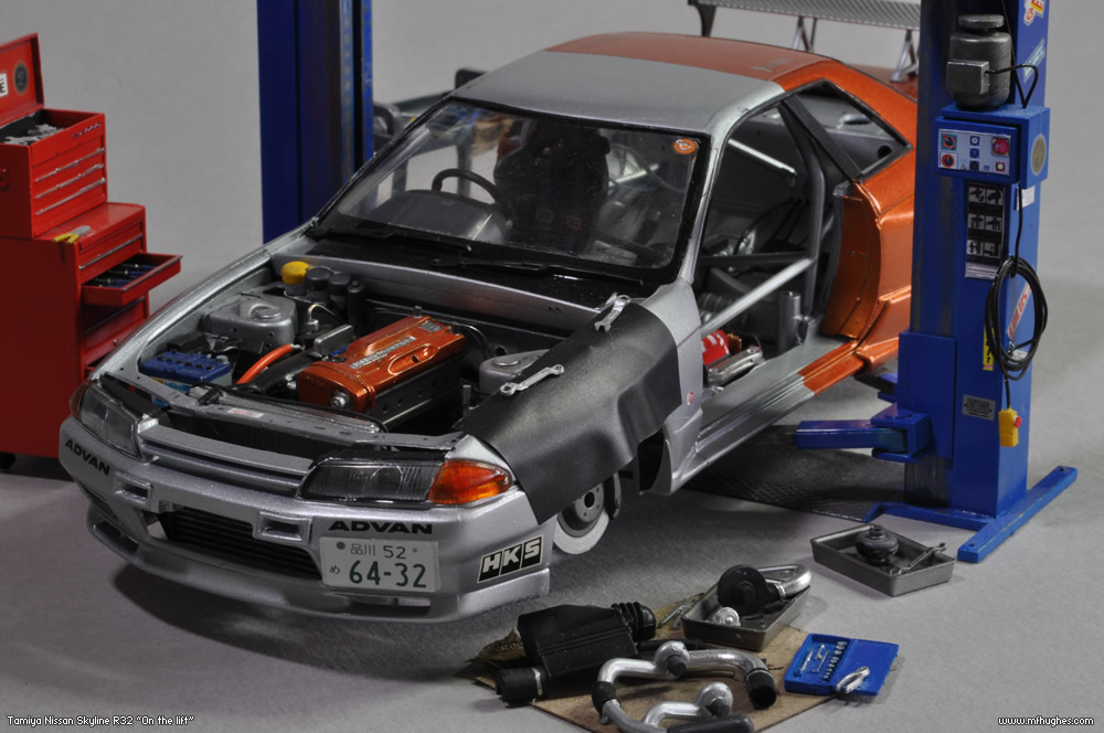 Tamiya Nissan Skyline on the lift 1/24