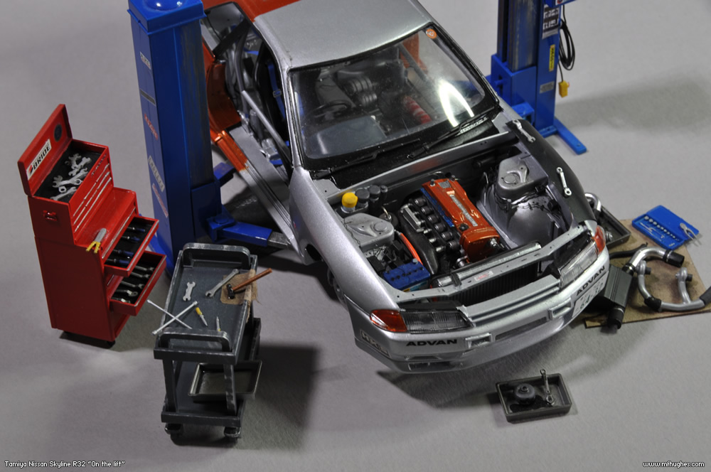 Tamiya Nissan Skyline on the lift 1/24